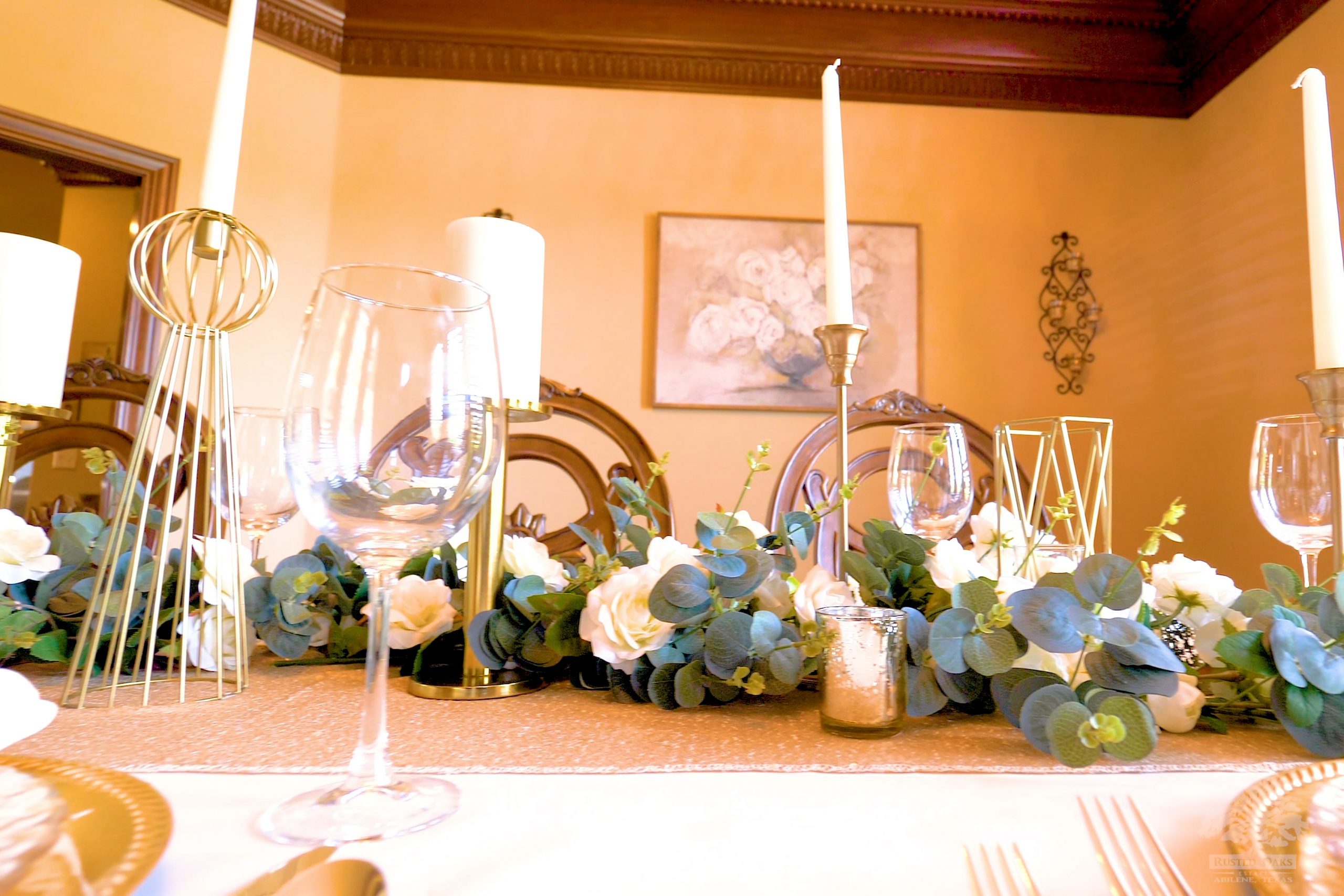 Elegant candlelit dinner table at Rusted Oaks Estate